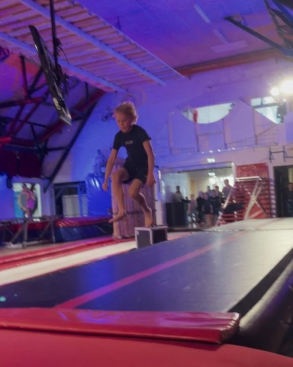 Gymnastik for drenge i Aarhus – dreng laver salto på airtracken til Spring by night